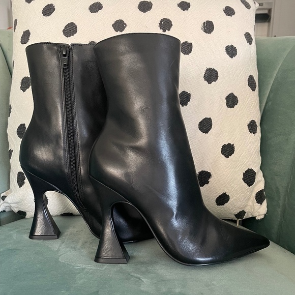 Steve Madden Viya bootie in Black, size 6 - Picture 4 of 7